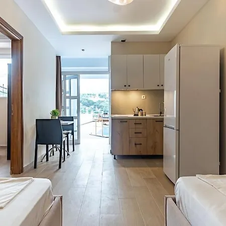 Goro's 8 - Pool, Kitchen & Parking * Himara