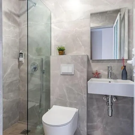 Goro's 8 - Pool, Kitchen & Parking Apartament *