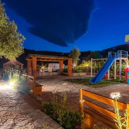 Goro's 8 - Pool, Kitchen & Parking Apartament Himara