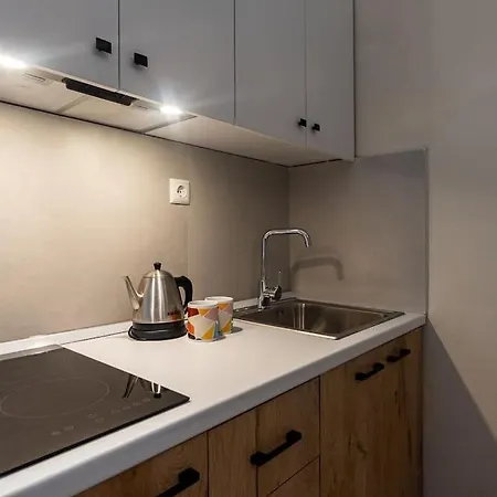 Goro's 8 - Pool, Kitchen & Parking *