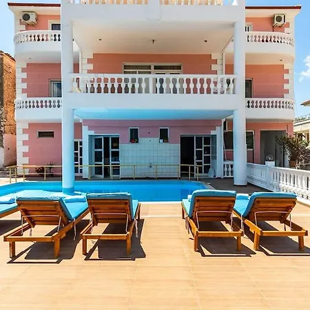 Goro's 8 - Pool, Kitchen & Parking *