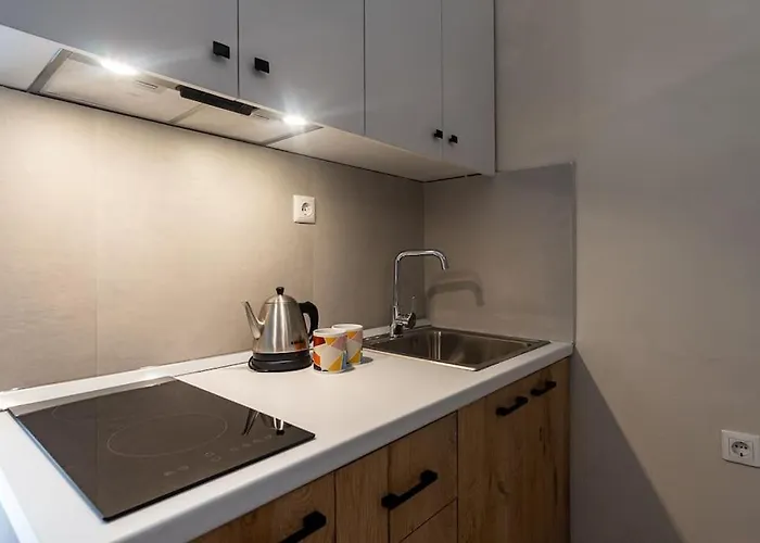 Goro's 8 - Pool, Kitchen & Parking *