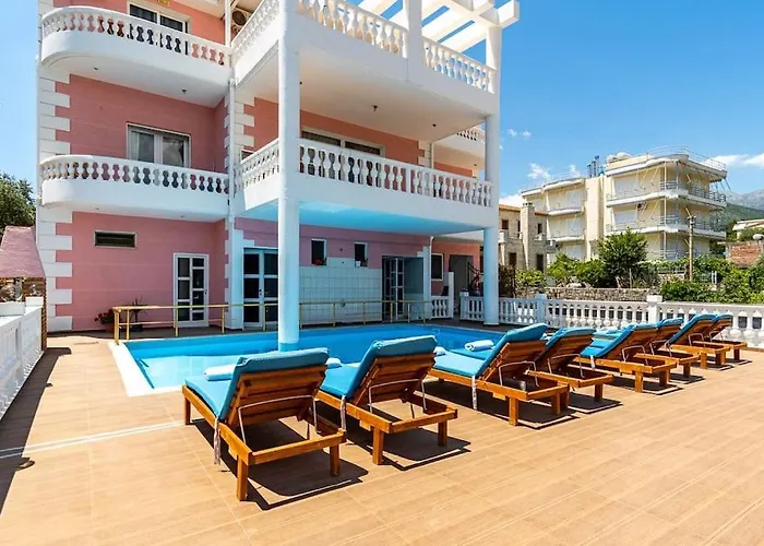 Goro's 8 - Pool, Kitchen & Parking *