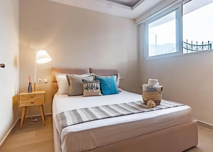 Goro's 8 - Pool, Kitchen & Parking Himare